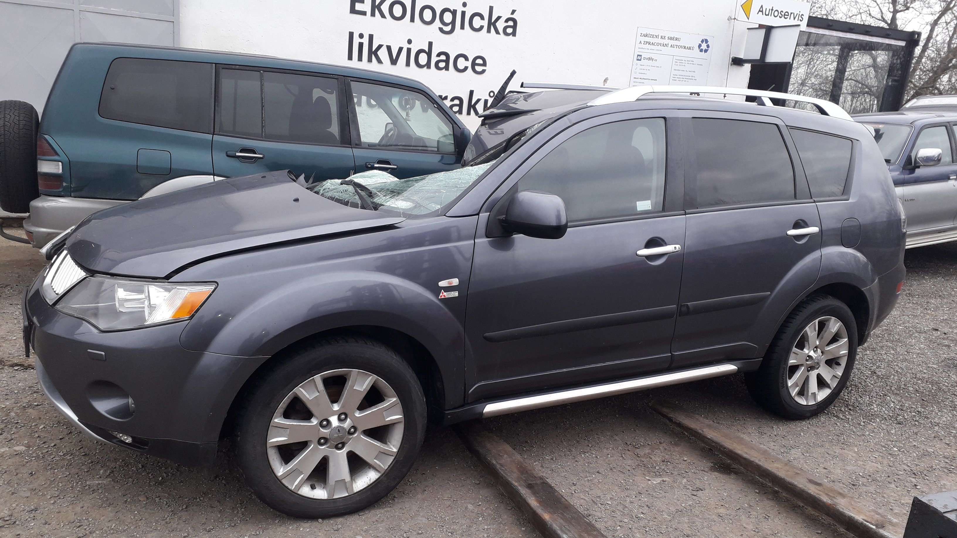 Mitsubishi Outlander II 2.0 103kW šedá metalíza CZ Mitsudíly